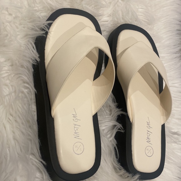BRAND CREAM NEW FAUX LEATHER THONG FLATFORM SANDAL - Picture 4 of 6